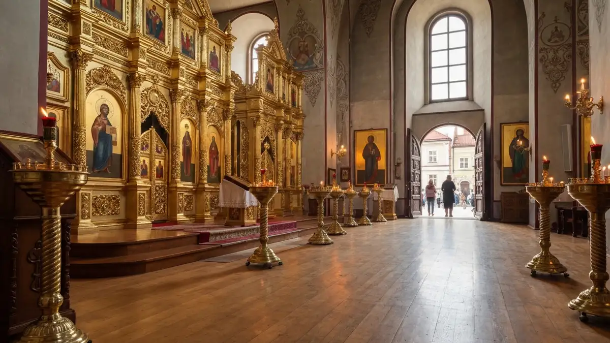 Wnętrze cerkwi św. Mikołaja w Białymstoku podczas spokojnego nabożeństwa