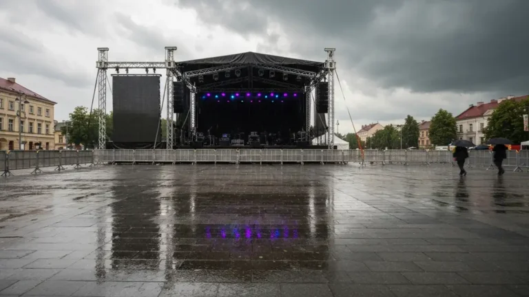 Scena festiwalowa w deszczu na mokrym placu w Bialymstoku