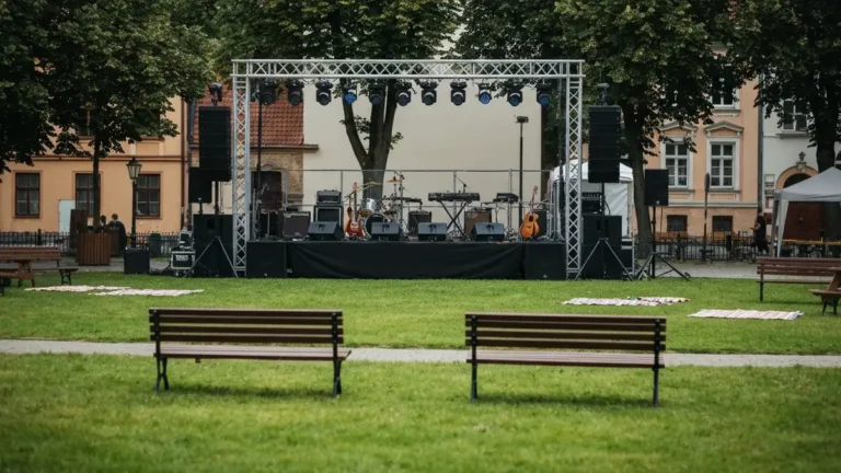 Letnia scena koncertowa w centrum Białegostoku z zielenią i zabytkowymi kamienicami w tle